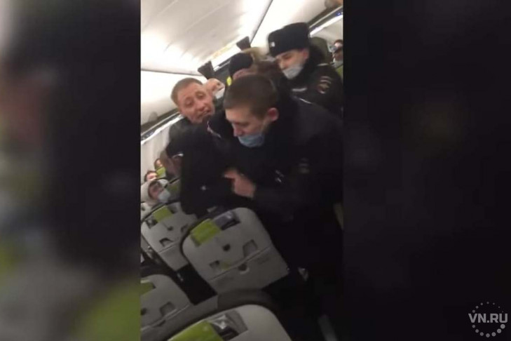 Двух пьяных неадекватов сняли с рейса в аэропорту Толмачево 
