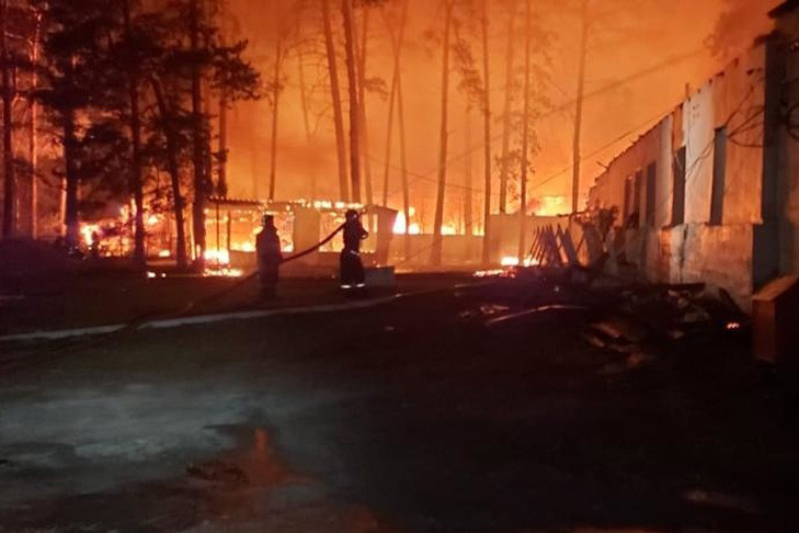 Крупный пожар на пилораме под Новосибирском тушили более 5 часов