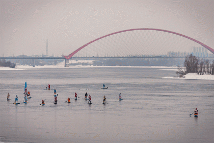 Люди на досках устроили заплыв по замерзающей Оби перед Новым годом-2022