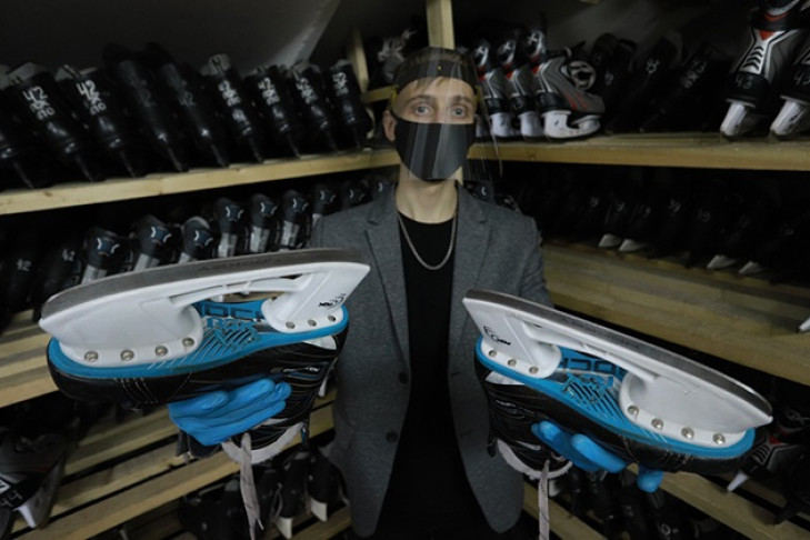В масках и смешных носках – самый большой каток открыли в Новосибирске