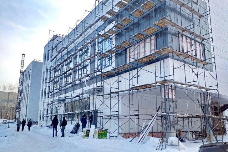 Стройплощадку школы на улице Крылова в Новосибирске проинспектировал «партийный десант»