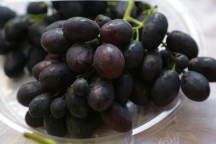 Десятки тонн винограда не пустили в Новосибирск из-за растения-паразита