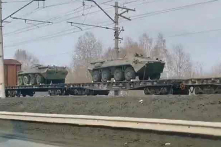 Поезд с военными БТР увидели под Новосибирском: никто не удивился