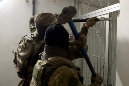 Ячейку международной группировки телефонных мошенников накрыло ФСБ в Новосибирске