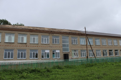 Снесенную ураганом крышу школы ремонтируют в селе под Новосибирском