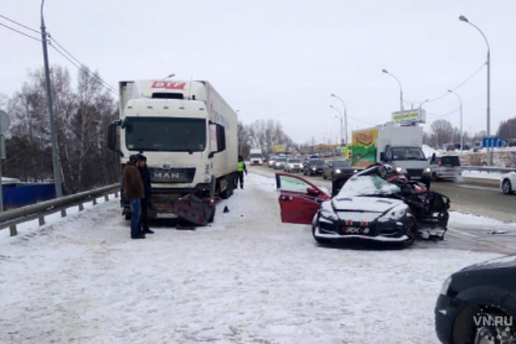 Бердчанин на «Мазде» погиб в столкновении с грузовиком