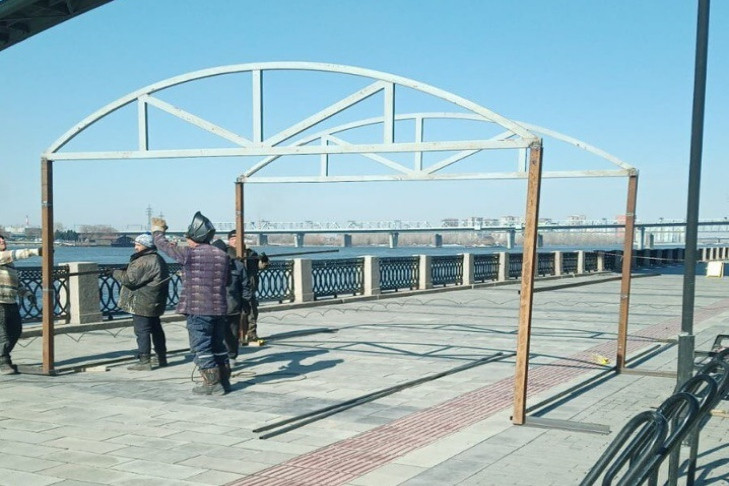 Крытую галерею для пешеходов начали строить под Октябрьским мостом в Новосибирске