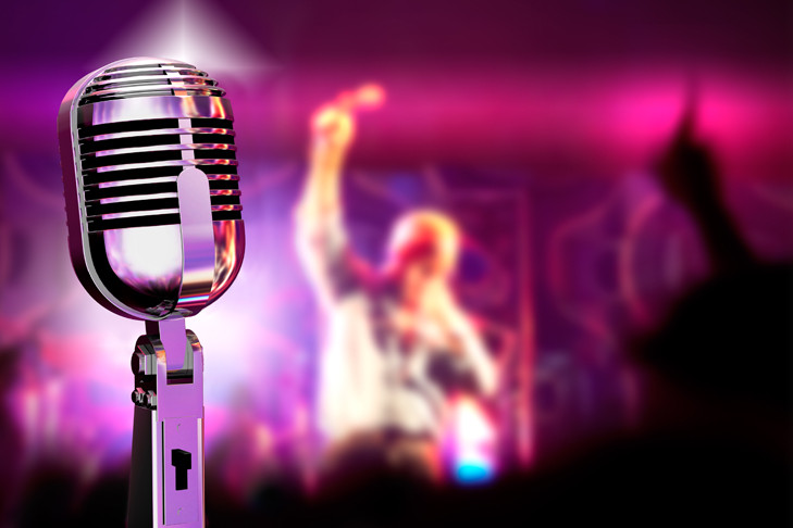 В Новосибирске соседи требуют от фаната тюремного блатняка 600 тысяч рублей