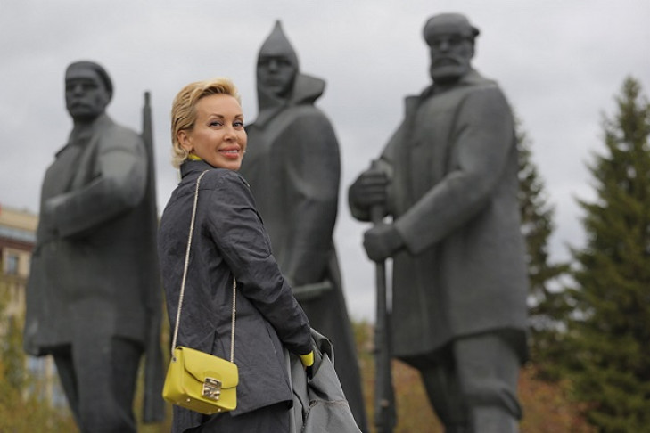 «Переменам – да, ковиду – нет»: красотки в желтом заполонили площадь Ленина