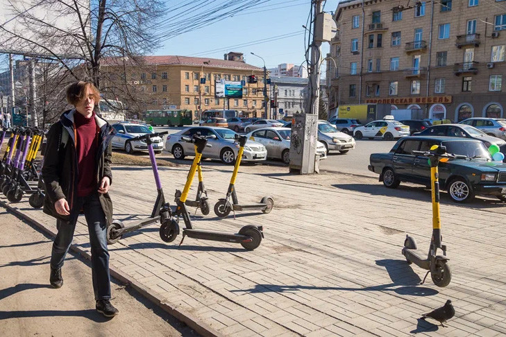 Электросамокаты запретили ставить без разрешения на улицах Новосибирска