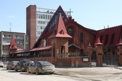 Пасху онлайн отпразднуют католики в Новосибирске