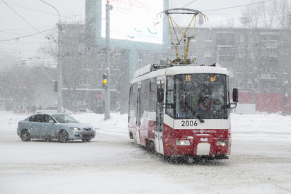Пассажир трамвая №15 в Новосибирске напал на кондуктора и избил женщину ногами