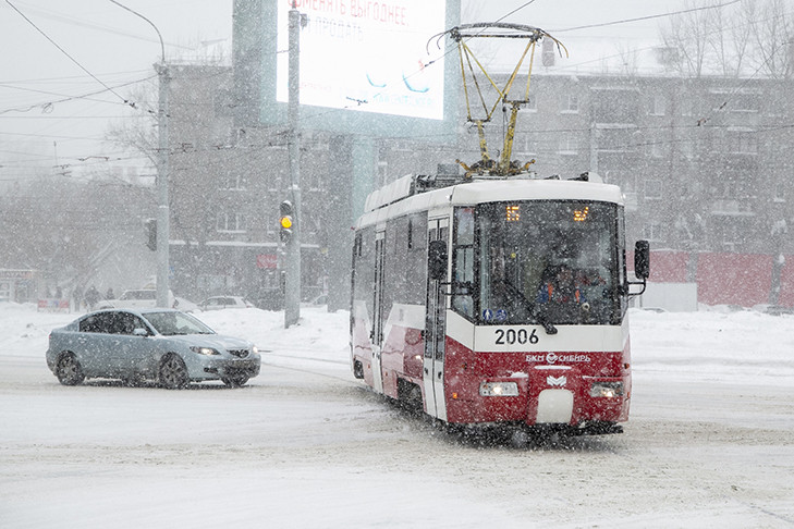 Пассажир трамвая №15 в Новосибирске напал на кондуктора и избил женщину ногами