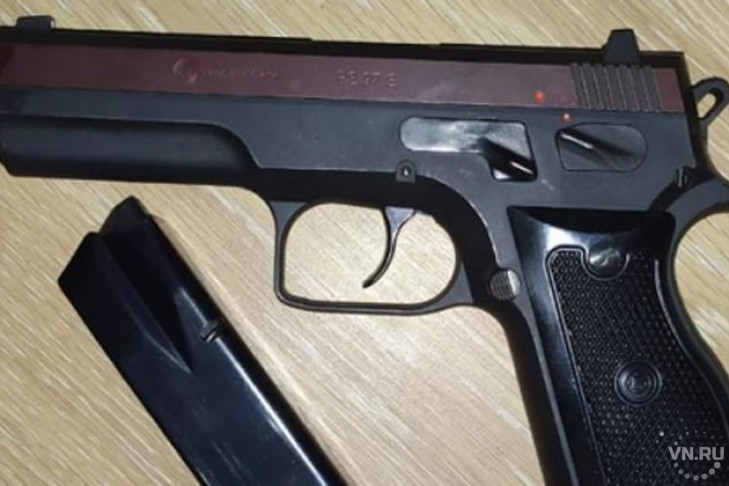 Редкий пистолет нашли бойцы "Грома" у наркоторговцев