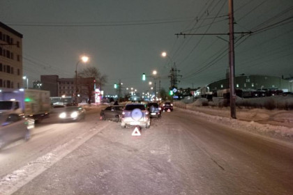 Две девочки пострадали в массовой аварии на снежной дороге в Новосибирске