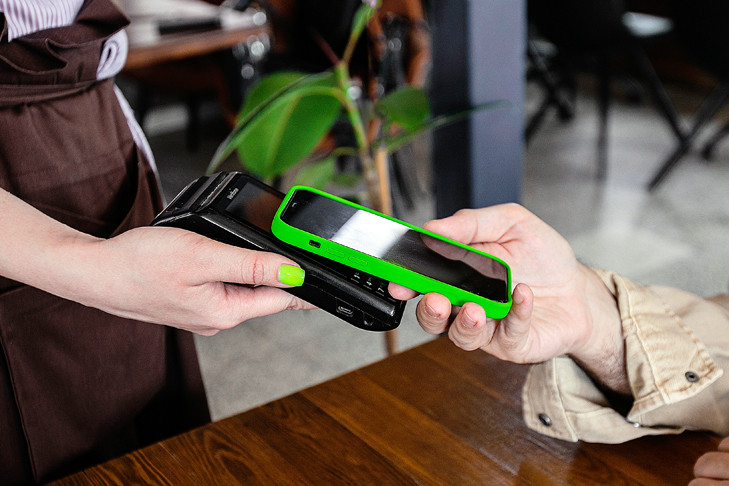 Как безопасно оплачивать покупки картой и через телефон: правила защиты ваших средств