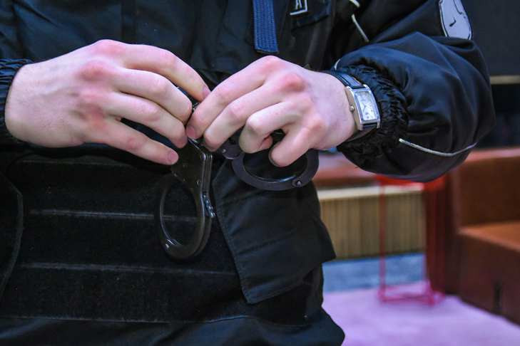 В Новосибирске охранники заковали в наручники «полковника» МВД с ножом
