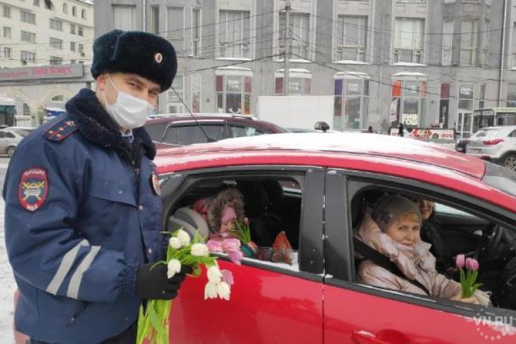 С 8 марта женщин Новосибирска поздравили сотрудники дорожной полиции