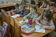 Мимозы для убинских мам сделали малыши