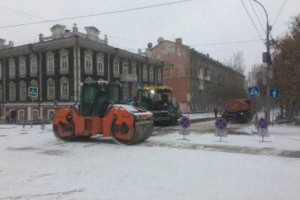 Асфальт на снег укладывают дорожники в Новосибирске