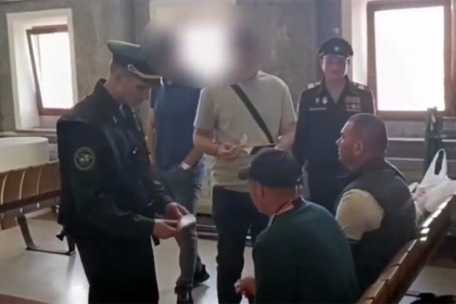 Силовики разбудили десятки мигрантов в зале ожидания вокзала Новосибирск-Главный