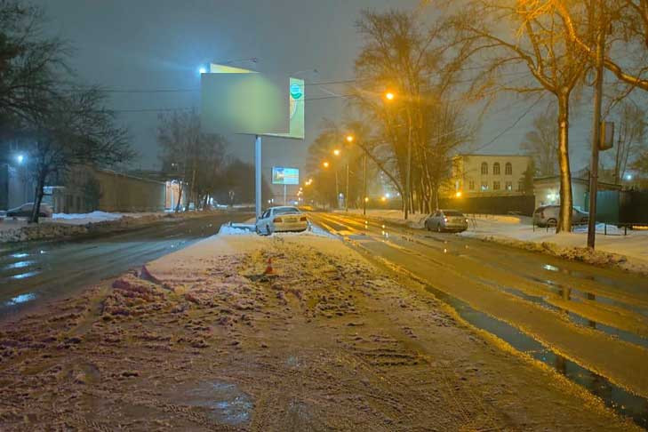 Два человека пострадали в ночном ДТП с рекламным щитом в Новосибирске