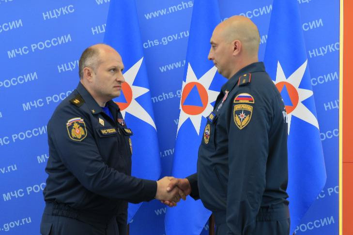 Государственную награду вручил министр МЧС пожарному из Новосибирска за тушение взорвавшейся АГЗС