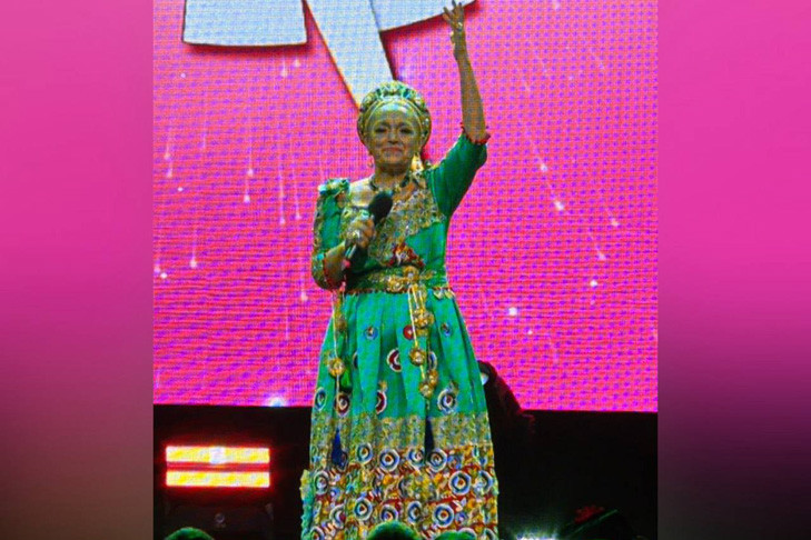 Сотни девушек в кокошниках пришли на концерт Надежды Кадышевой в Новосибирске