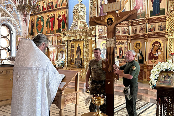 Поклонный крест для храма в ЛНР освятили в Новосибирске
