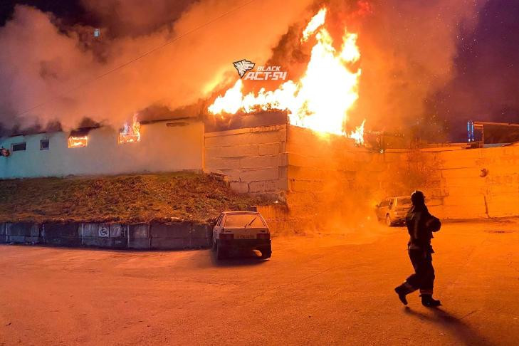 Пекарня сгорела рядом с автозаправкой на ул. Немировича-Данченко