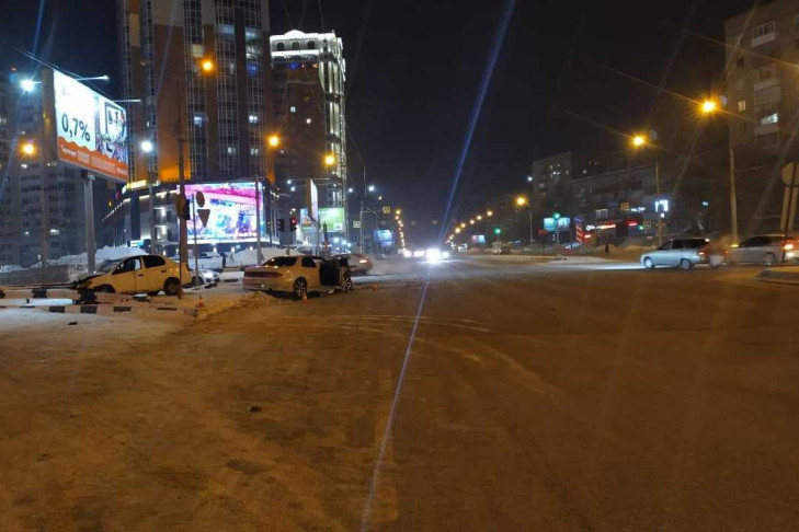 Водитель и пассажир пострадали в ДТП у «Сибирского молла»