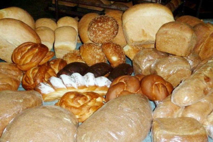 Современную линию по производству хлеба обслуживают четыре работника