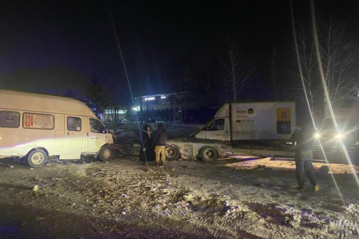 Пять пассажиров маршрутки попали в больницу после столкновения с Мерседесом в Новосибирске