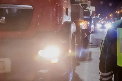 Девушка погибла под колесами грузовика в Новосибирске