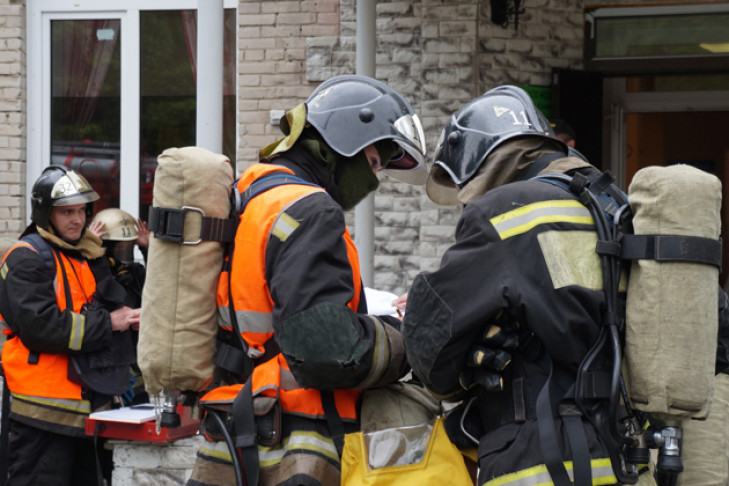 Семью с детьми и пенсионера спасли на пожаре полицейские Бердска