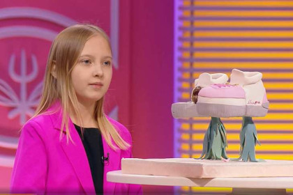 Юный кулинар из Новосибирска вышла в финал шоу «Кондитер» с тортом-кроссовками