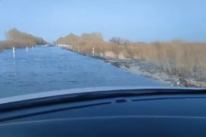 Талые воды хлынули через трассу «Новосибирск-Кочки-Павлодар»
