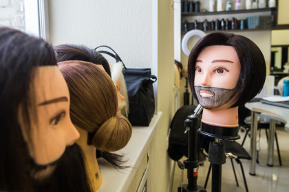 Жительница Новосибирска стала лысой после посещения салона красоты