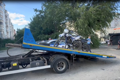 В Новосибирске ГАИ забрало два мопеда у подростков на МЖК