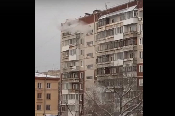 Жильцов дома в Новосибирске эвакуировали из-за прорыва трубы с кипятком