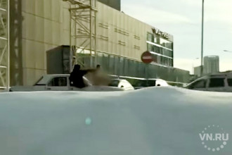 Мужчина без одежды на «Волге» рассердил поборников морали в Новосибирске