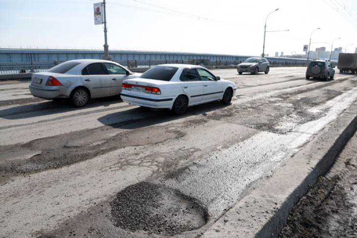 Слишком много машин – названа причина разбитых дорог в Новосибирске