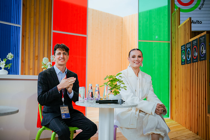 Просто закрыть потребности уже недостаточно, брендам нужно создать историю: эксперты обсудили на ПМЭФ изменения потребительского поведения и в e-com