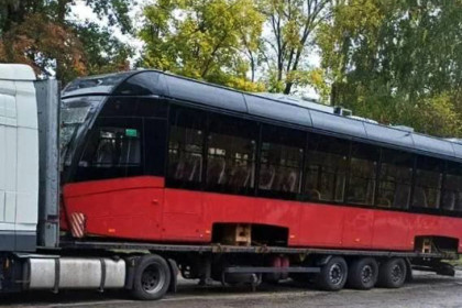 В Новосибирск привезли первый в 2025 году красно-черный трамвайный кузов