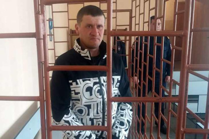 Разорителя храма взяли под арест в суде Колыванского района