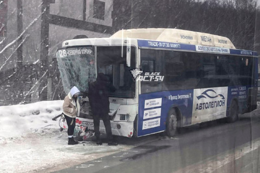 Экипаж автобуса №28 получил травмы в ДТП с грузовиком в Новосибирске