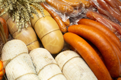 Десять палок колбасы перед Новым годом украл житель Новосибирска