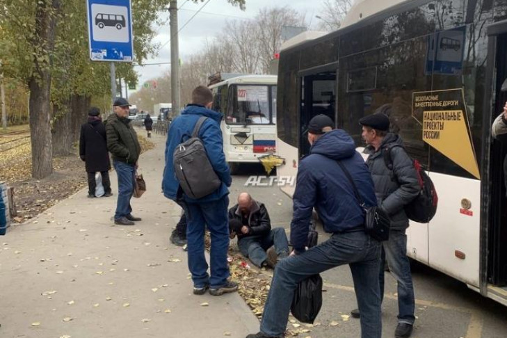 Зажатый в автобусе пассажир выпал на дорогу в Новосибирске