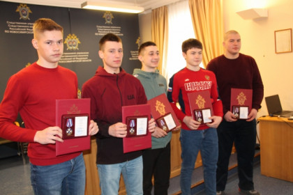 Медали за спасение младенца из коробки получили подростки в Новосибирске