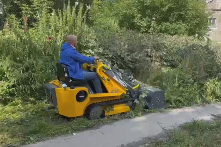Новая техника вышла на борьбу с травой и кустами в Новосибирске